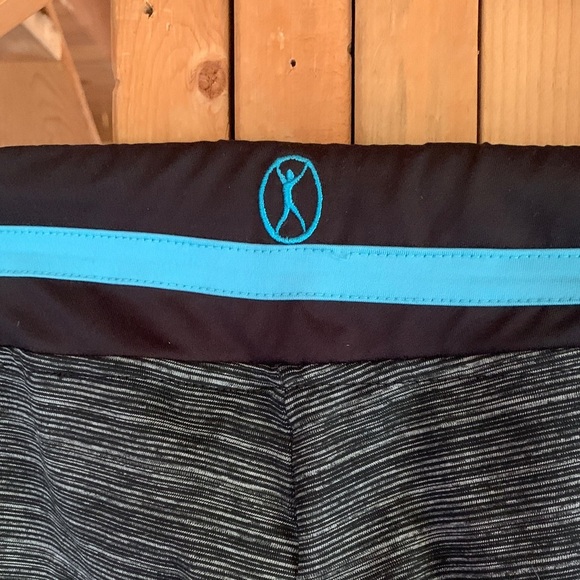 Volcom Gray and Blue Women's Capris - Picture 2 of 9